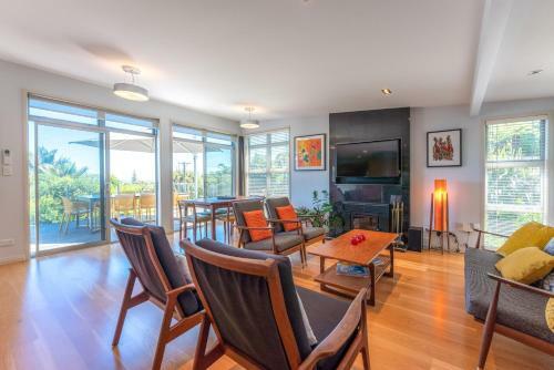 Onetangi Oasis - Waiheke Island Holiday Home