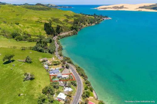 Large Renovated Opononi Beach House