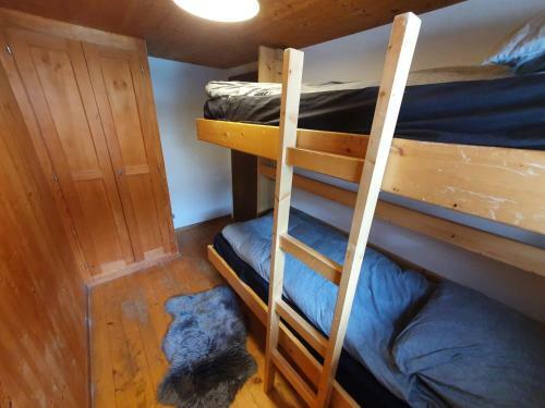 Chalet Au Milieu Des Montagnes