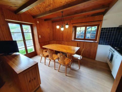Chalet Au Milieu Des Montagnes