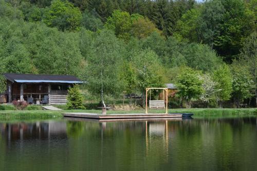 La Cabane Au Bord de L'eau - Logement Insolite