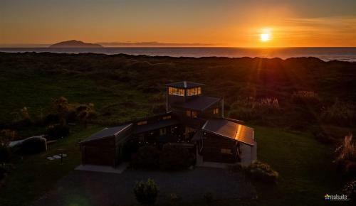 Idyllic Ocean Front Beach House - Waikawa Beach