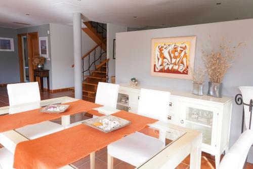 Casa Con Piscina En Razo