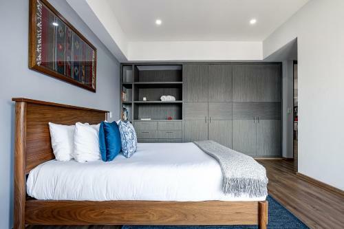 La Roma Modern & Tech Apt, Private Terrace W View!