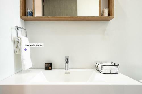 La Roma Modern & Tech Apt, Private Terrace W View!