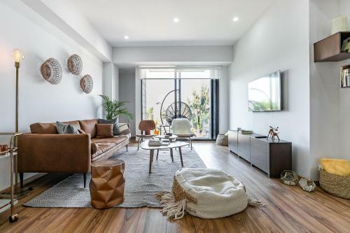 La Roma Modern & Tech Apt, Private Terrace W View!