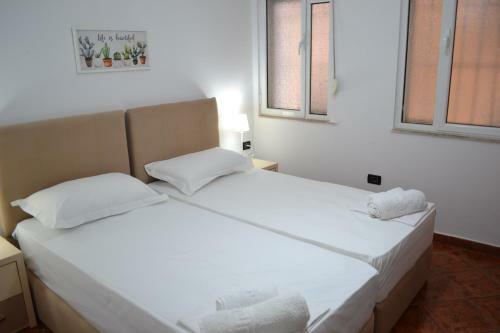 Kela's Central 5 Bd Apartment