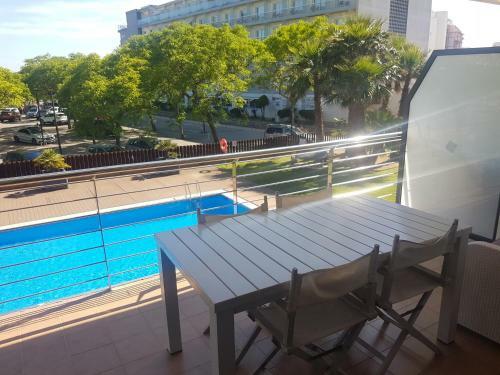 Beautiful Apartment Along The Beach, Pool, Parking
