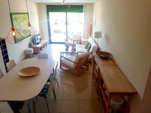 Beautiful Apartment Along The Beach, Pool, Parking
