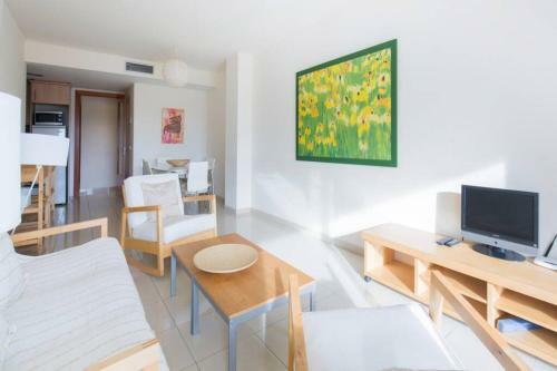 Beautiful Apartment Along The Beach, Pool, Parking