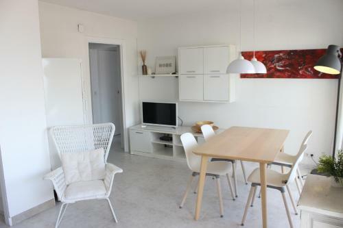 Beautiful Apartment In Front Of Beach, Pool, View