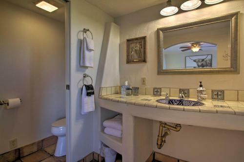 Apartamento Cave Creek Southwestern Studio With Fireplace!