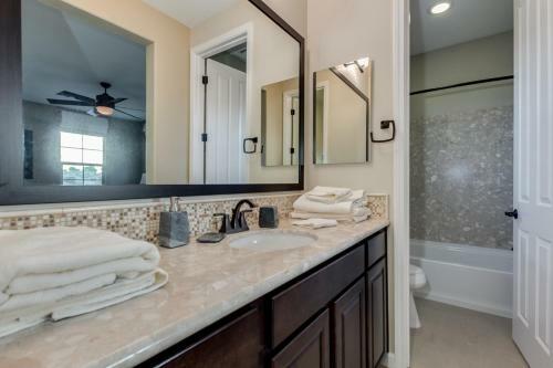 Luxurious Waterfront Oasis With Fire Pit Bbq!! Home