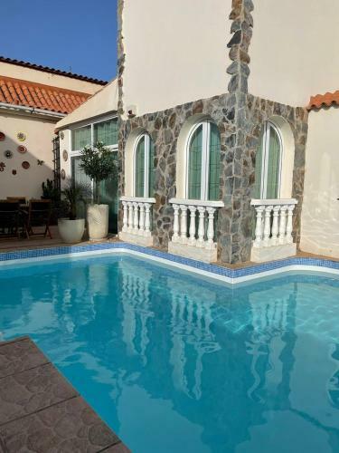 Incre�ble Casa Con Piscina Privada Y Jacuzzi