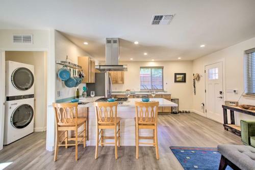 Old Town Cottonwood Cottage With Mod Interior!