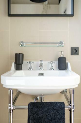 Apartamento Fabulous Studio In Ch�telain Area With Balcony