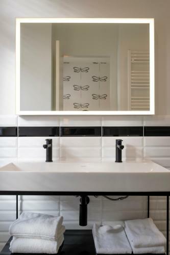 Fabulous Apartments In Ch�telain Area