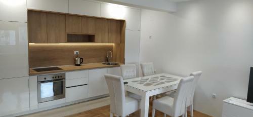 Leo Apartment