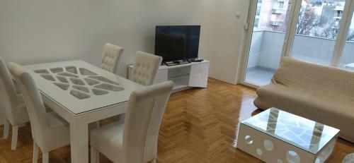 Leo Apartment