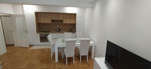 Leo Apartment