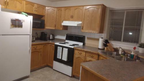 Spacious/elegant House By West Edmonton Mall