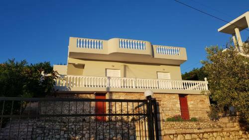 Villa Quiet Side