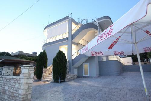Neli Apartments