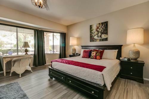 Spectacular Golf Course Home With Pool And Views