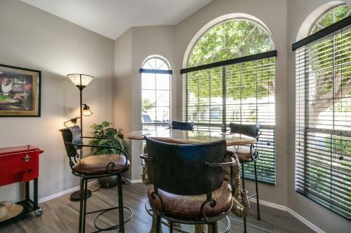 Spectacular Golf Course Home With Pool And Views