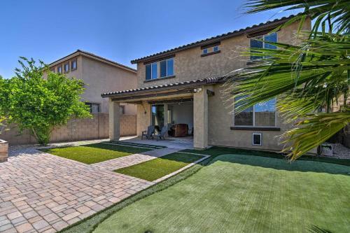 Glendale Home With Putting Green And Pool Access!