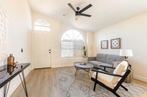 Walking Distance To Cardinals Stadium & Westgate
