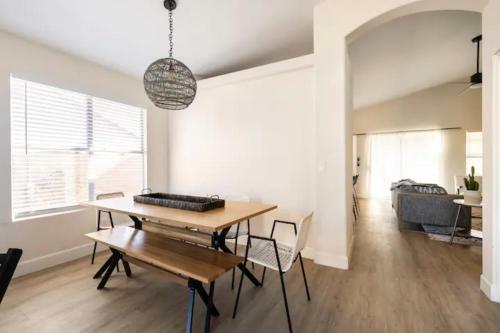 Walking Distance To Cardinals Stadium & Westgate