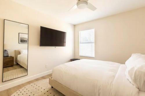 Walking Distance To Cardinals Stadium & Westgate