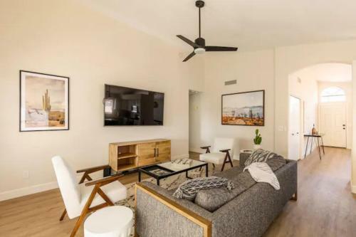 Walking Distance To Cardinals Stadium & Westgate