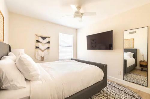 Walking Distance To Cardinals Stadium & Westgate