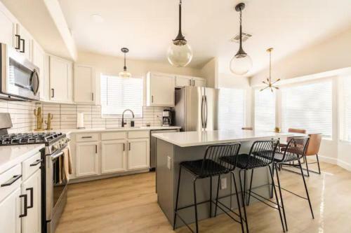 Walking Distance To Cardinals Stadium & Westgate