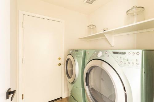 Walking Distance To Cardinals Stadium & Westgate