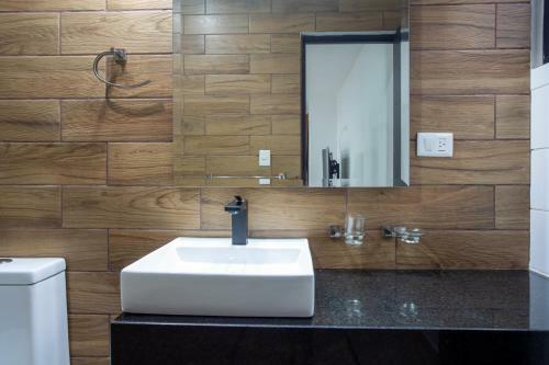 Casa Lisa, Modern Home, 10 Blocks From Ferry.