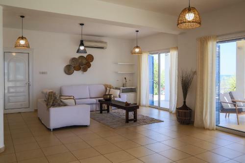 Phaedrus Living: Seaside Luxury Villa Anafi
