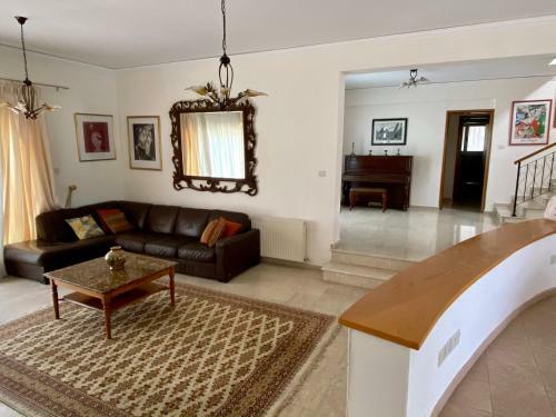 6 Bdr Villa With Tennis Court