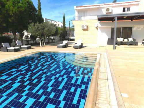 6 Bdr Villa With Tennis Court