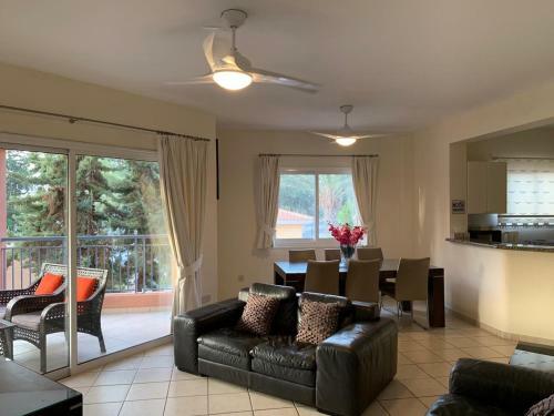 Limnaria Gardens: Sunny 2 Bed Apartment