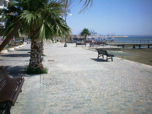 Excellent 2 Bed Apartment With Pool View, AC & Gym!