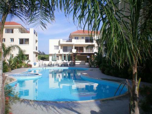 Excellent 2 Bed Apartment With Pool View, AC & Gym!