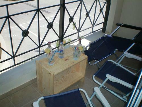 Excellent 2 Bed Apartment With Pool View, AC & Gym!