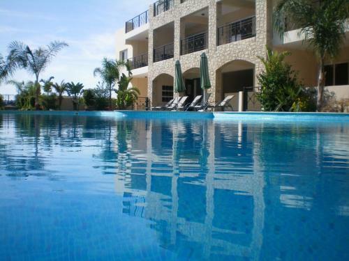 Excellent 2 Bed Apartment With Pool View, AC & Gym!