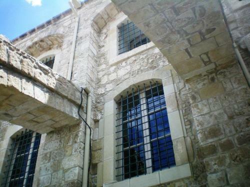 Excellent 2 Bed Apartment With Pool View, AC & Gym!