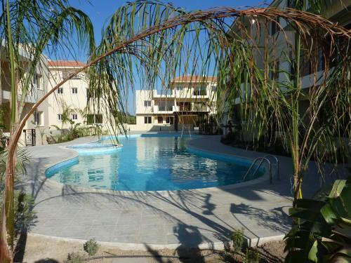 Excellent 2 Bed Apartment With Pool View, AC & Gym!