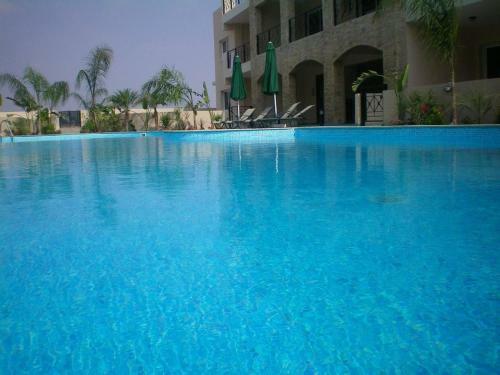 Excellent 2 Bed Apartment With Pool View, AC & Gym!