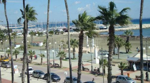Excellent 2 Bed Apartment With Pool View, AC & Gym!